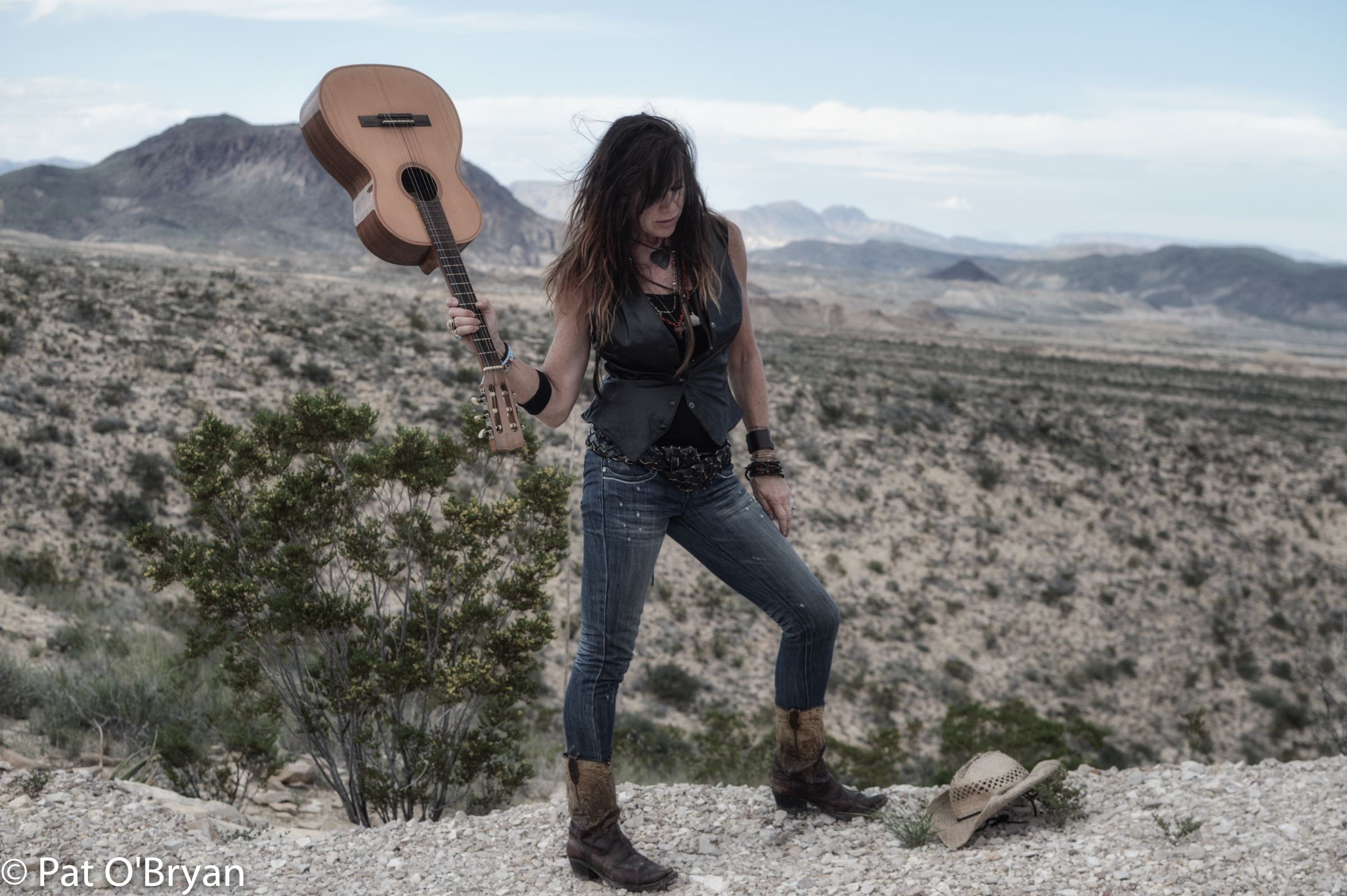 liz-cavegirl-de-sat